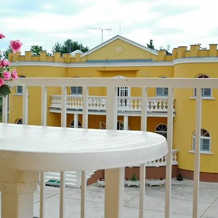 Kastely Panzio Ii. 게스트하우스 *